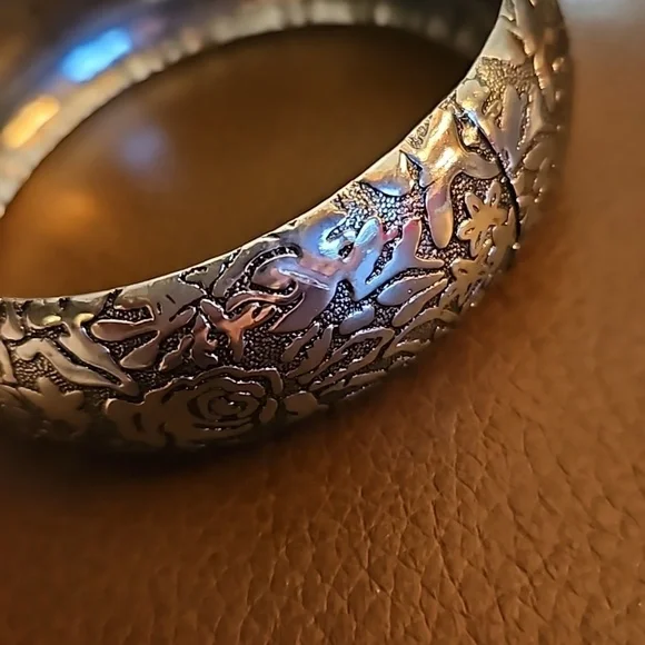 Vintage Silvertone Rose Embossed Chunky Metal Bangle Bracelet - Picture 3 of 7
